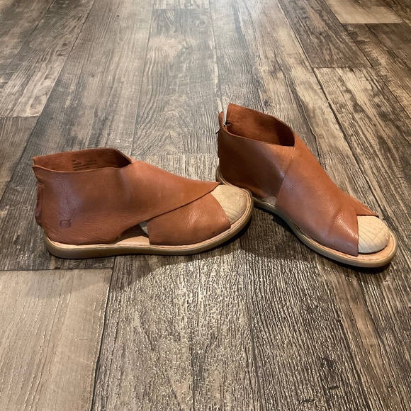 EUC, Women’s Born IWA -Zipper Back Leather Ankle Sandal, Size 8 - Picture 1 of 6